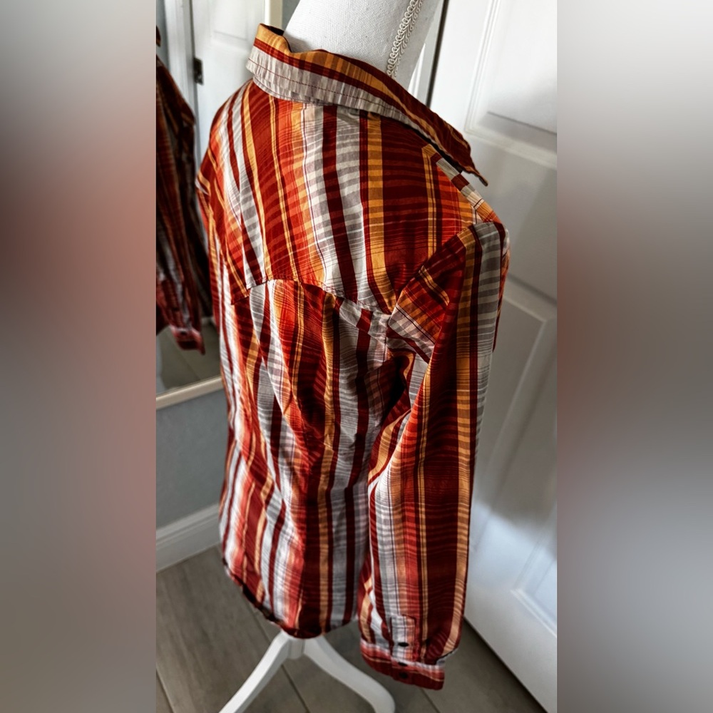 WOMEN'S WRANGLER® LONG SLEEVE POINTED YOKE WESTERN SNAP PLAID SHIRT IN ORANGE - Picture 8 of 15